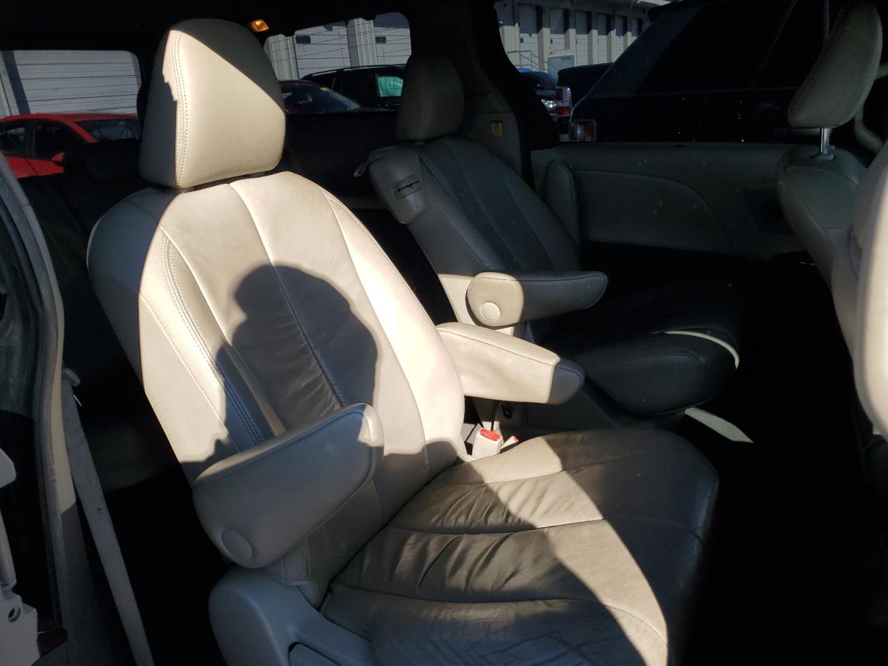 2011 Toyota Sienna - Image 11