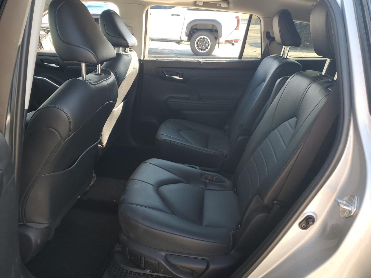 2022 Toyota Highlander - Image 11
