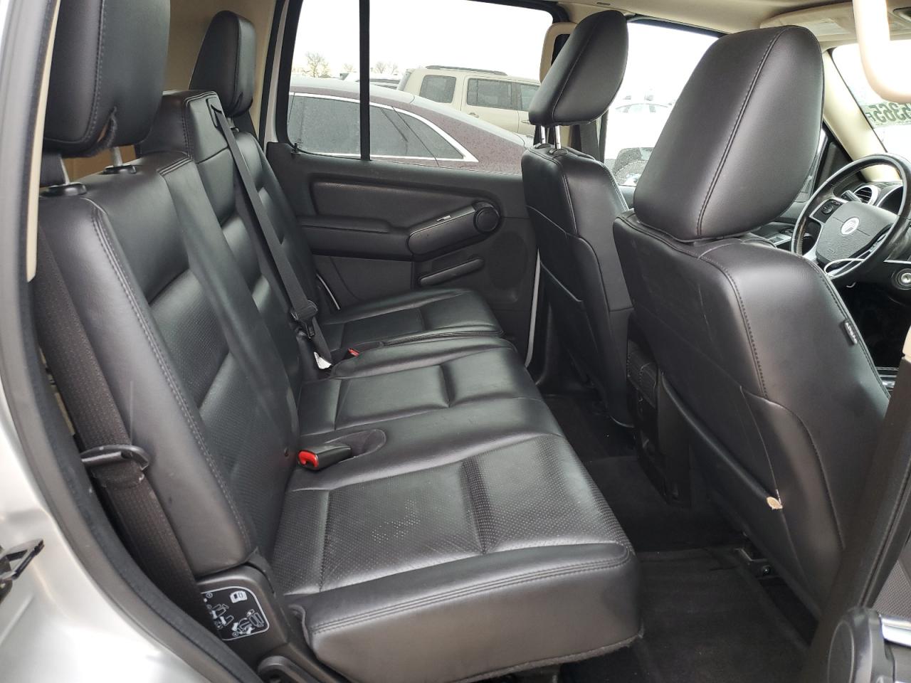 2010 Mercury Mountaineer - Image 11