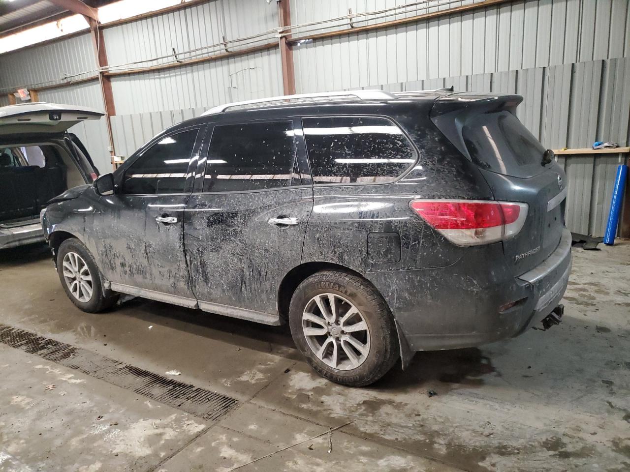 2016 Nissan Pathfinder - Image 2