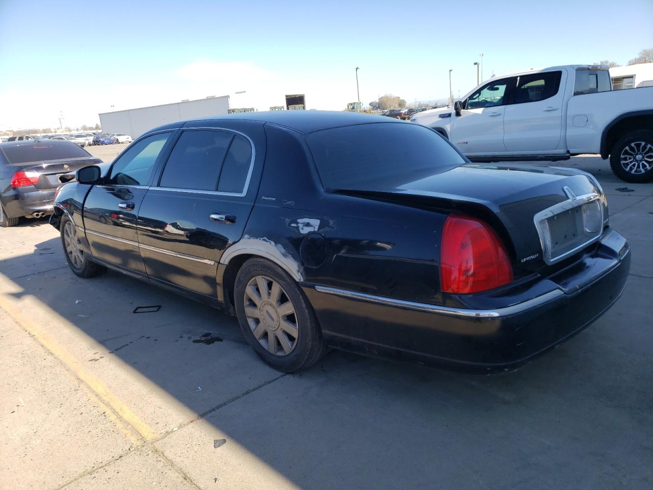 2005 Lincoln Town Car - Image 2