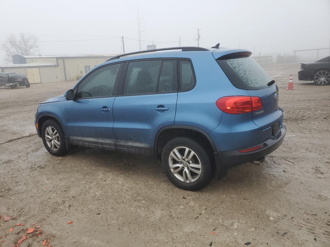 2017 Volkswagen Tiguan - Image 2