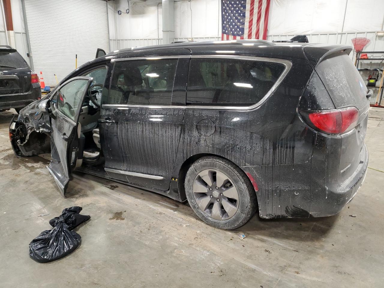 2019 Chrysler Pacifica - Image 2