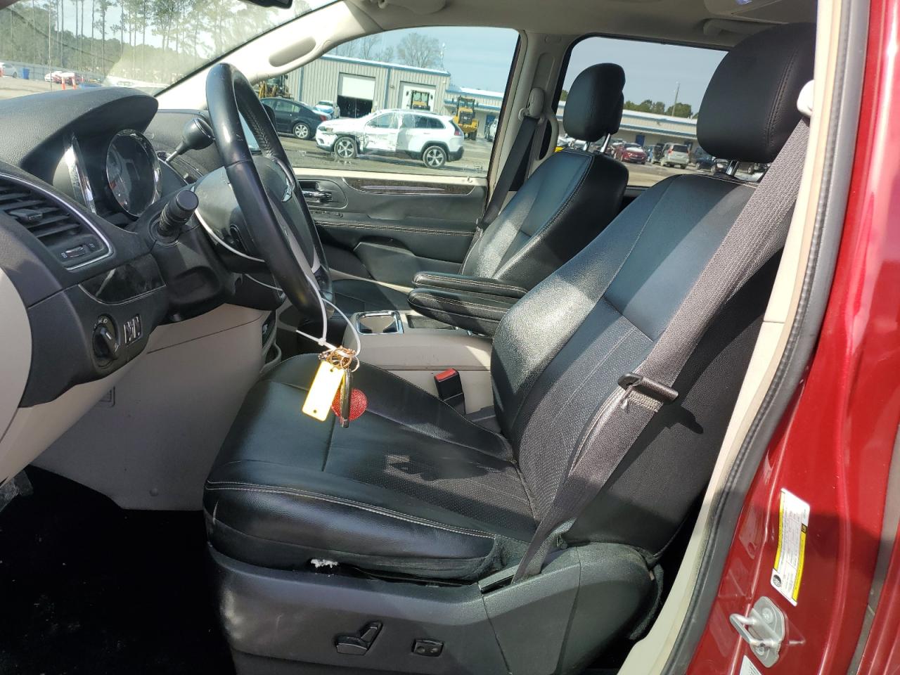2016 Chrysler Town & Country - Image 7