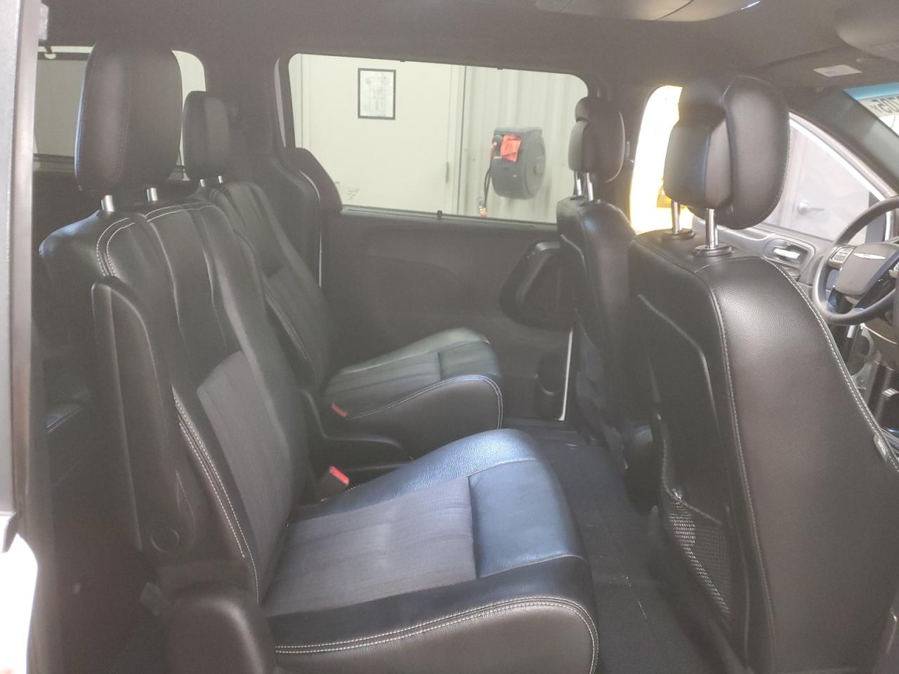 2014 Chrysler Town & Country - Image 11