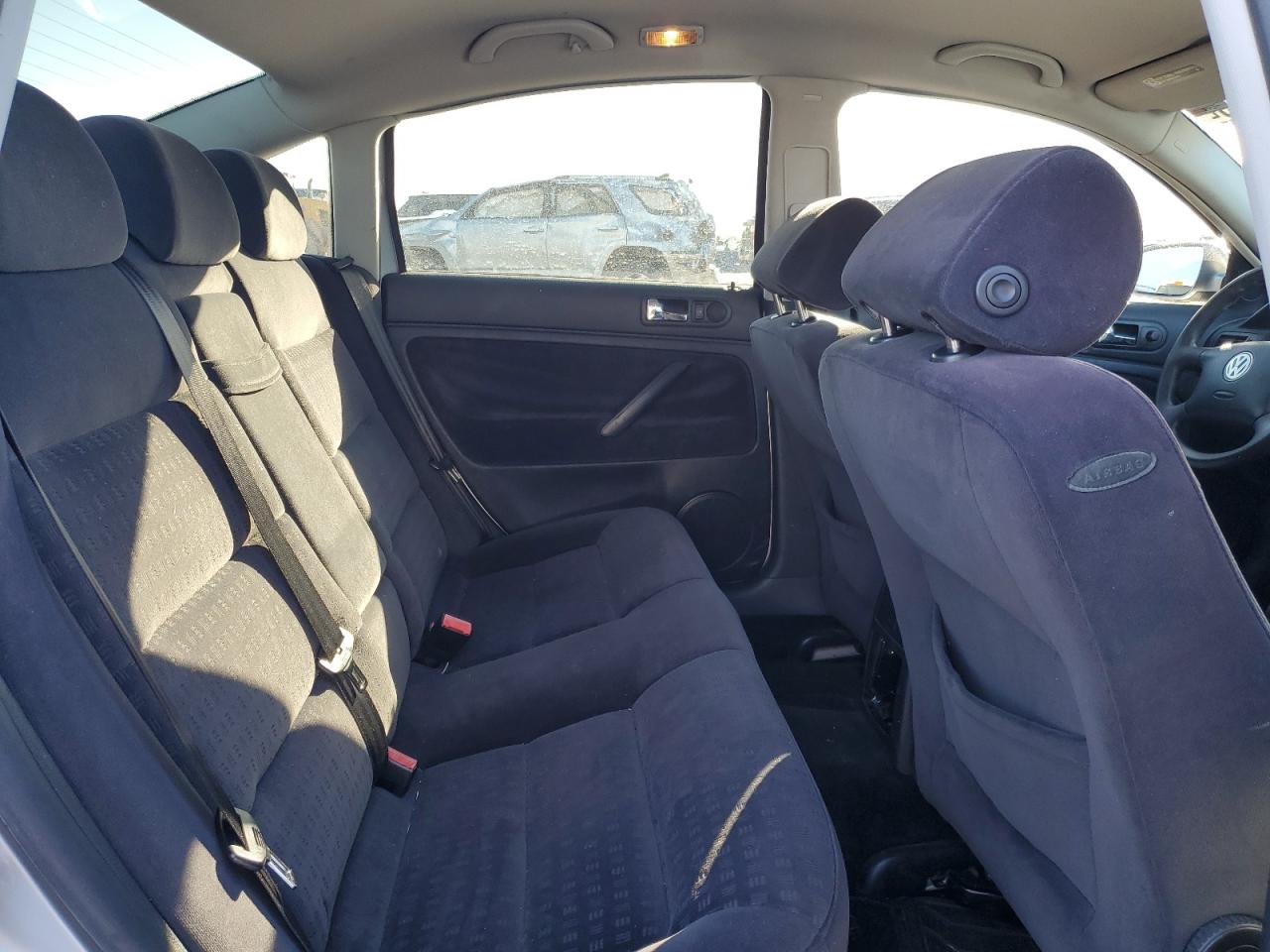 2004 Volkswagen Passat - Image 10