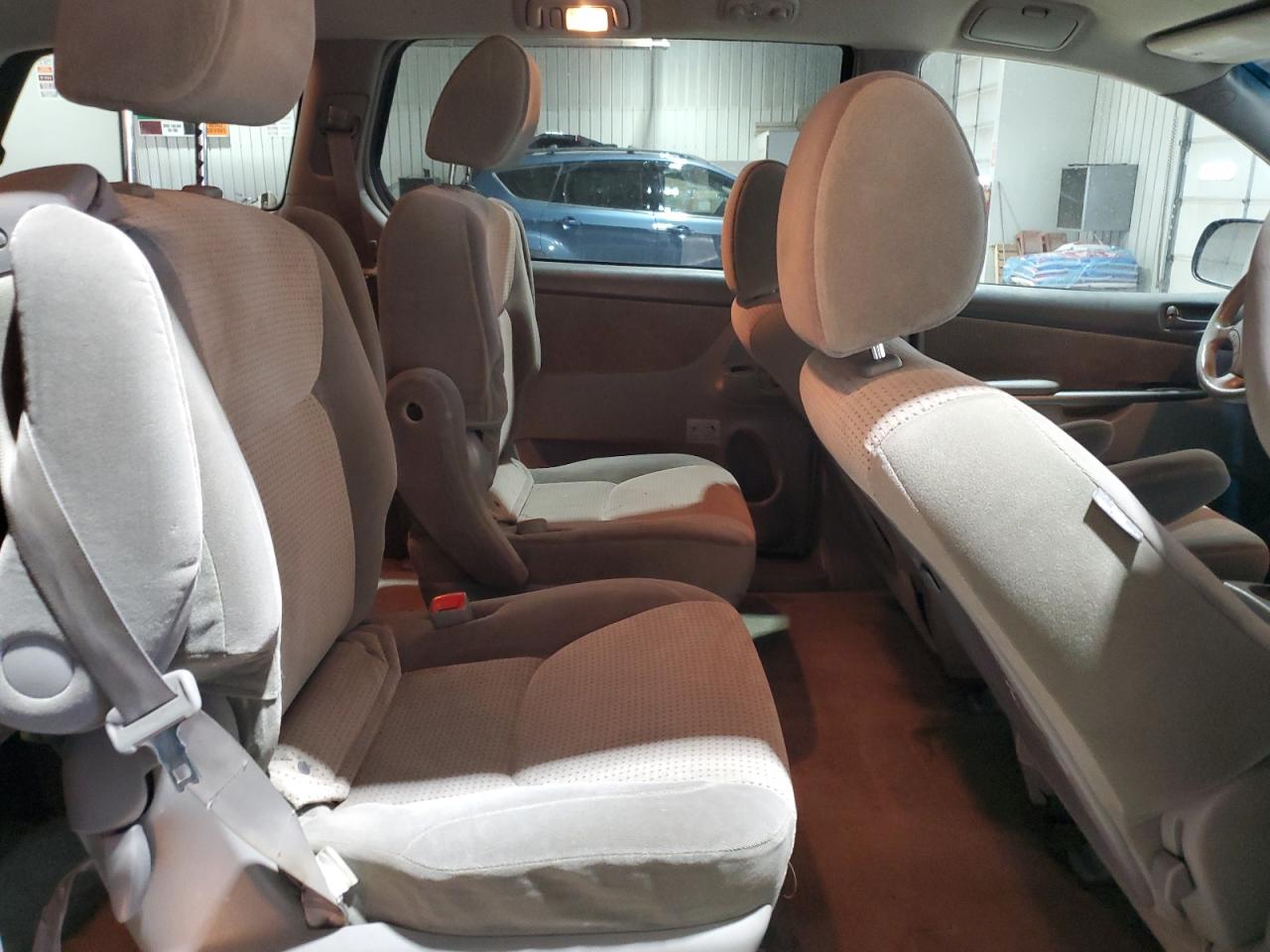 2010 Toyota Sienna - Image 11