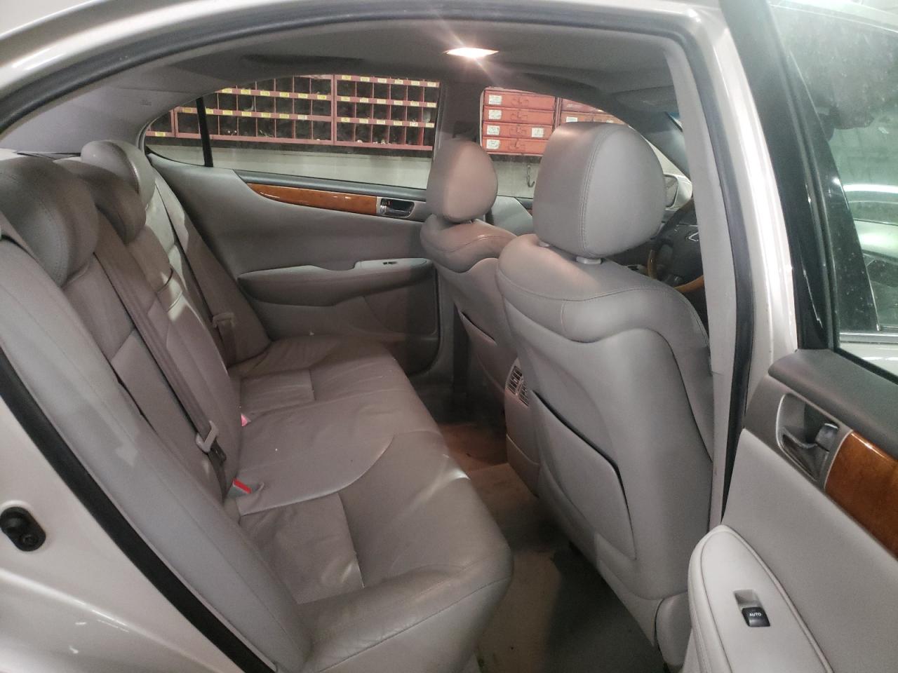 2005 Lexus ES - Image 10