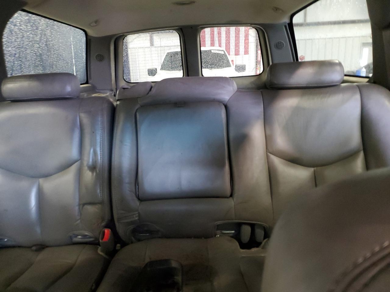 2003 Chevrolet Suburban - Image 10