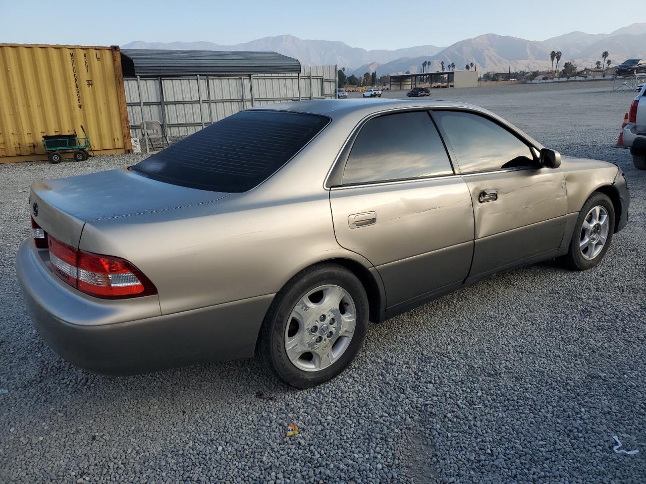 2000 Lexus ES - Image 3