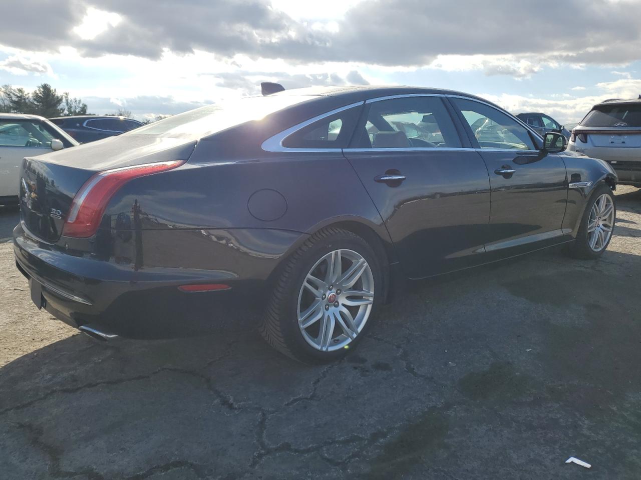 2017 Jaguar XJ - Image 3