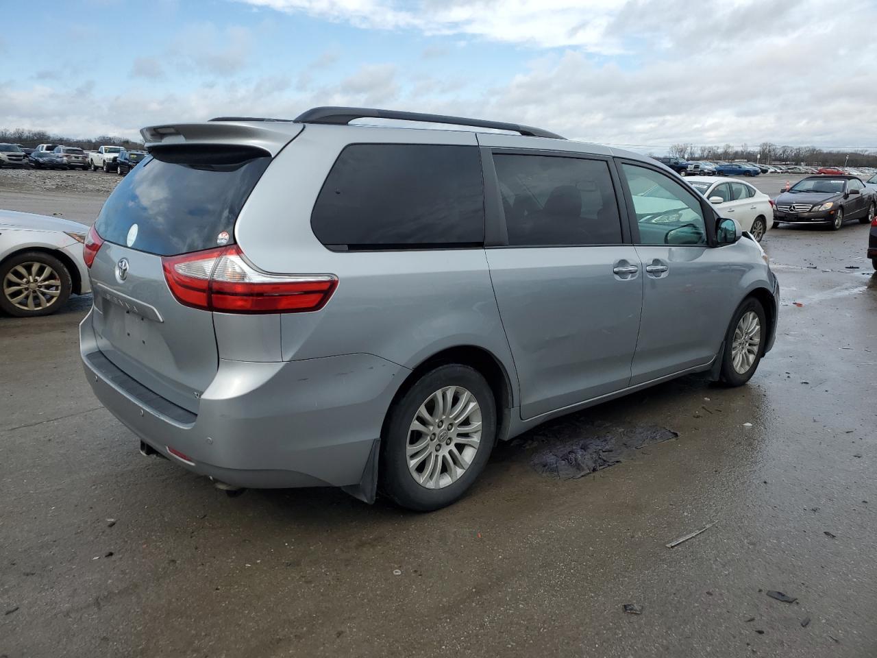 2015 Toyota Sienna - Image 3