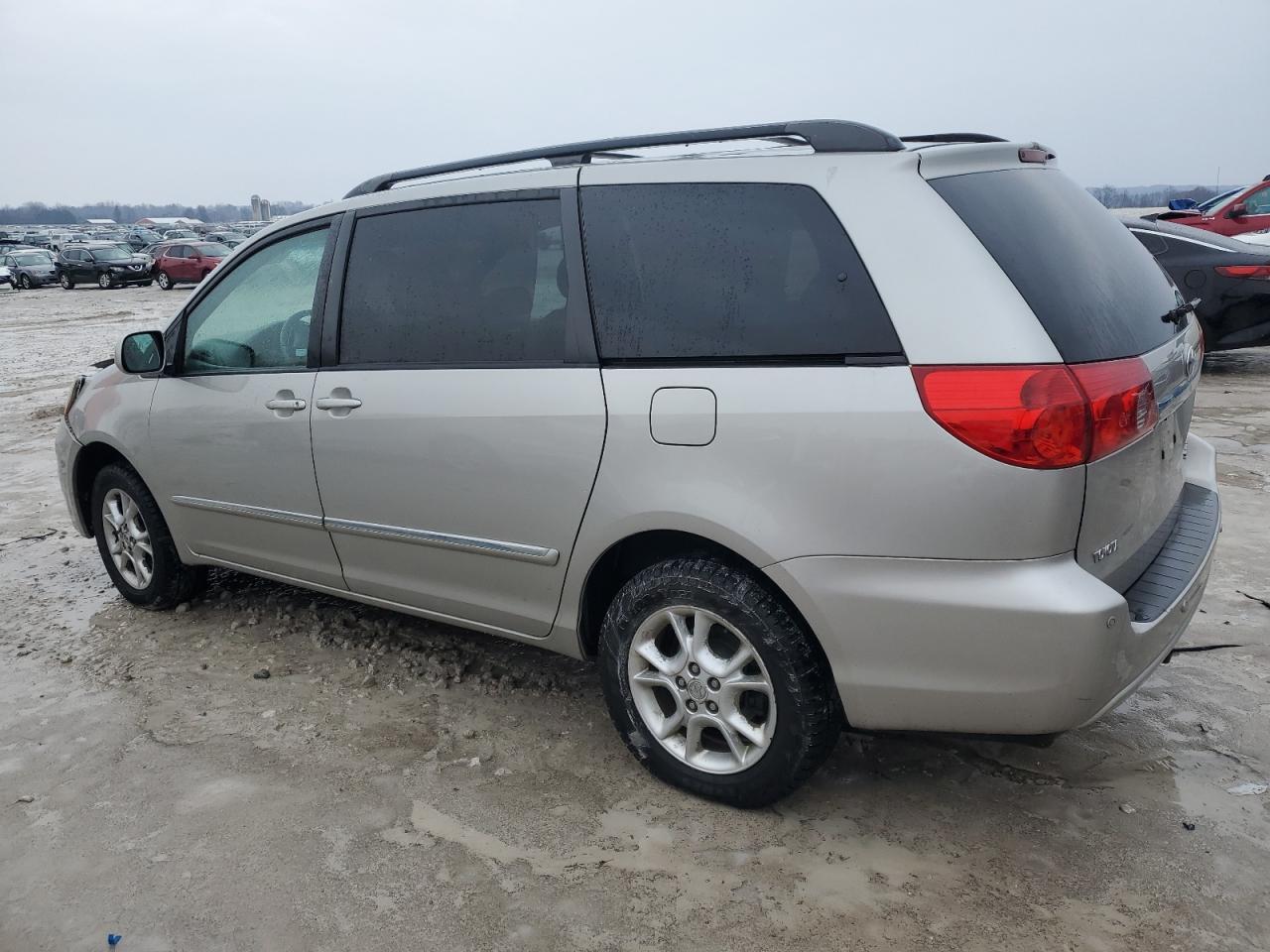 2006 Toyota Sienna - Image 2