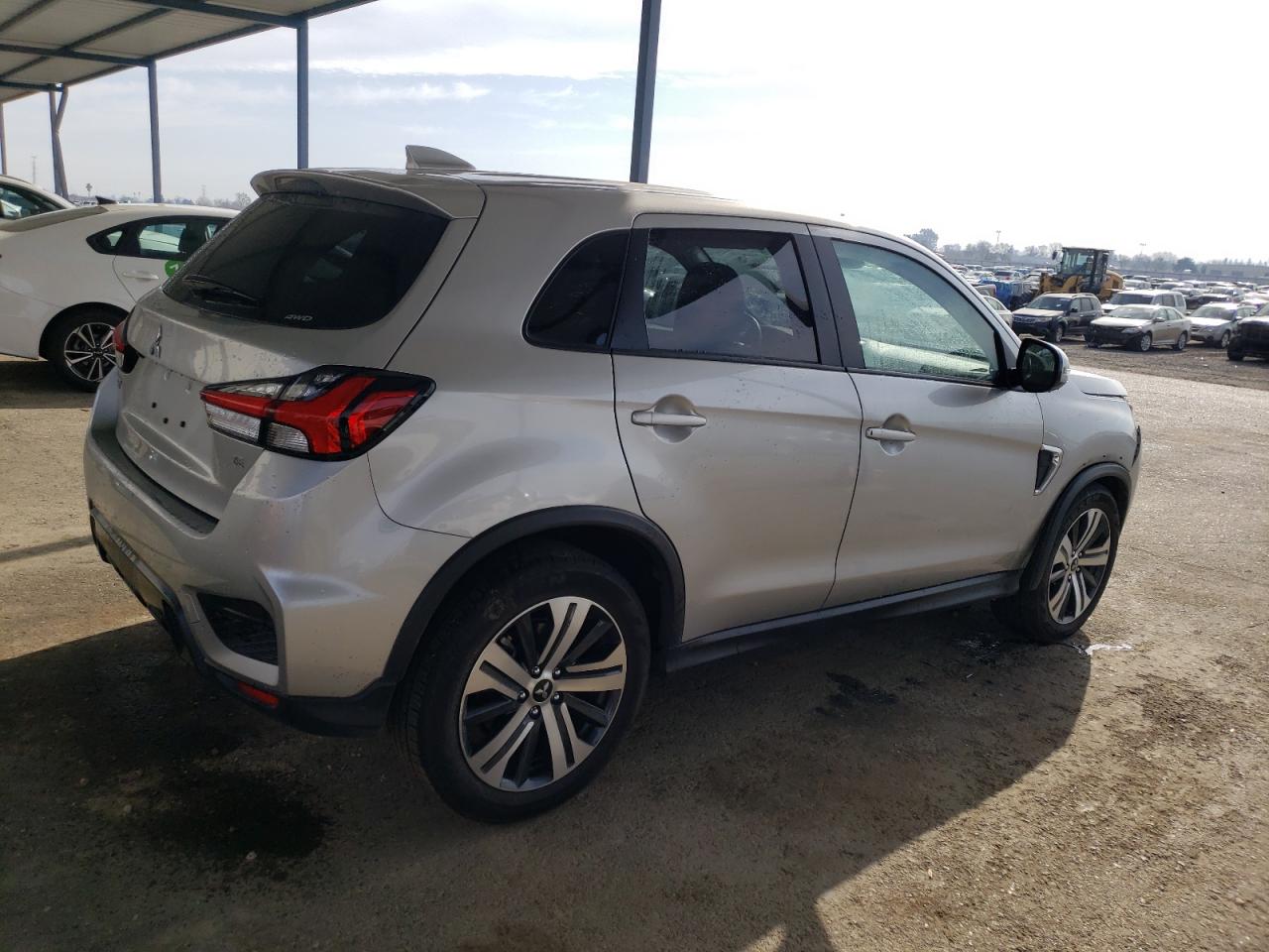 2024 Mitsubishi Outlander - Image 3