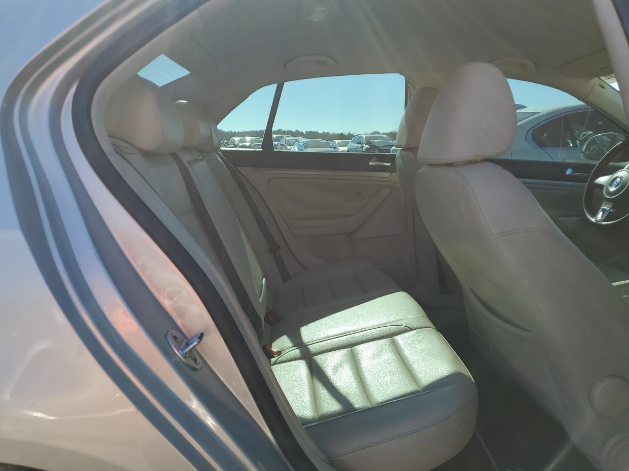 2010 Volkswagen Jetta - Image 10
