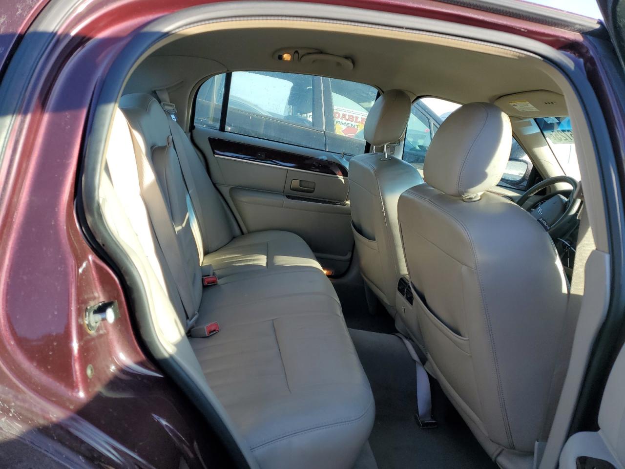 2006 Lincoln Town Car - Image 10