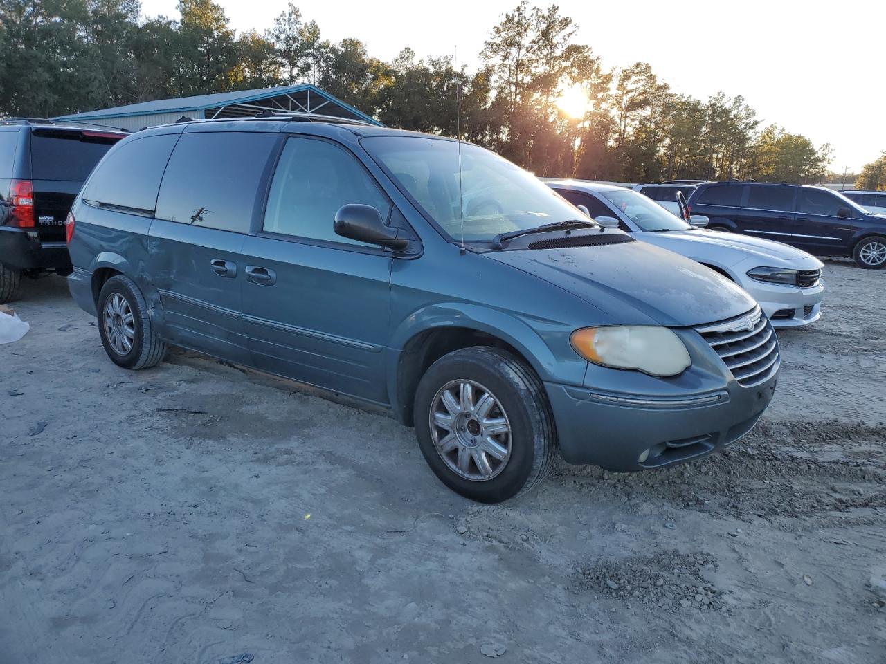 2005 Chrysler Town & Country - Image 4