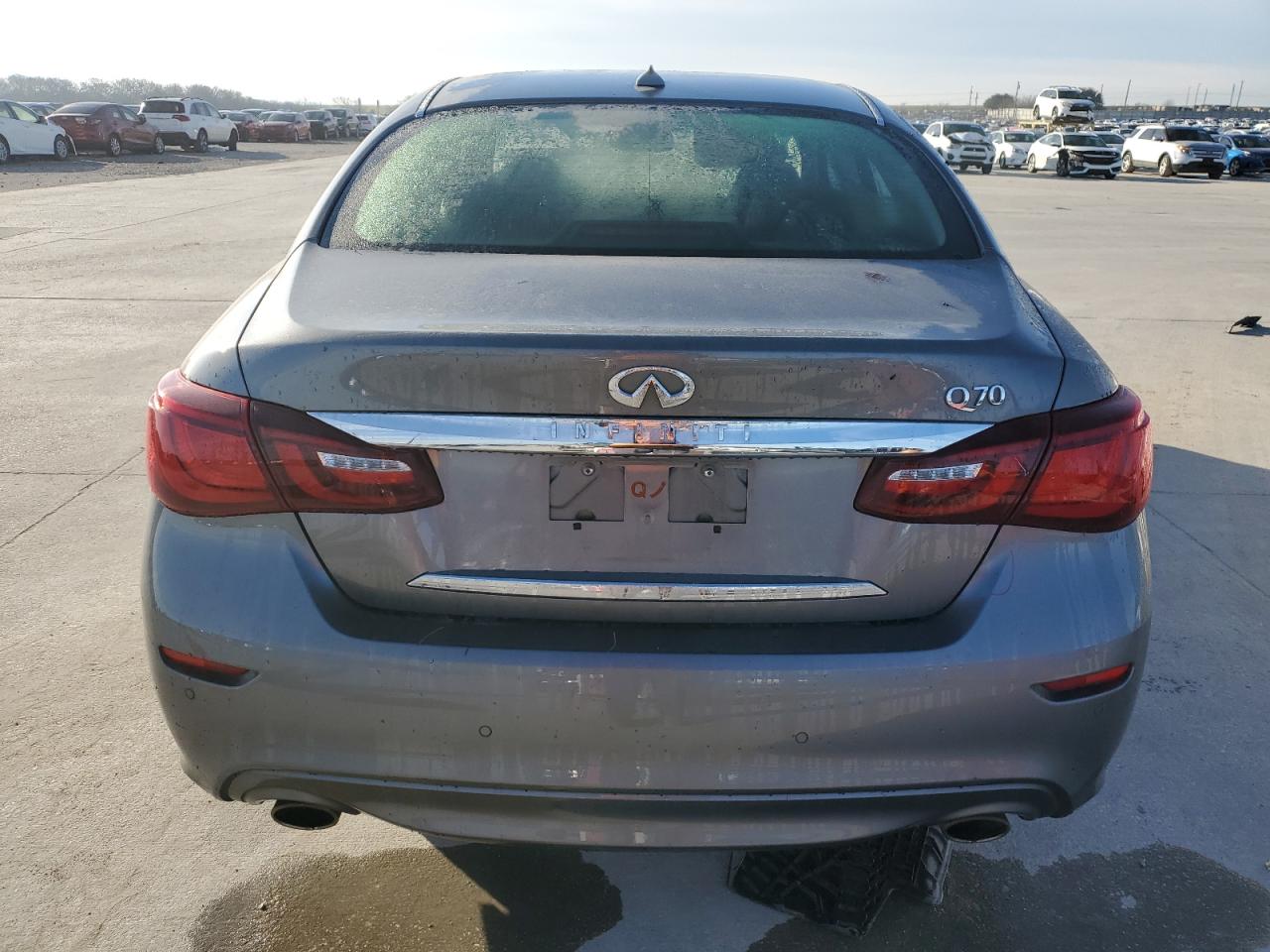 2016 Infiniti Q70 - Image 6