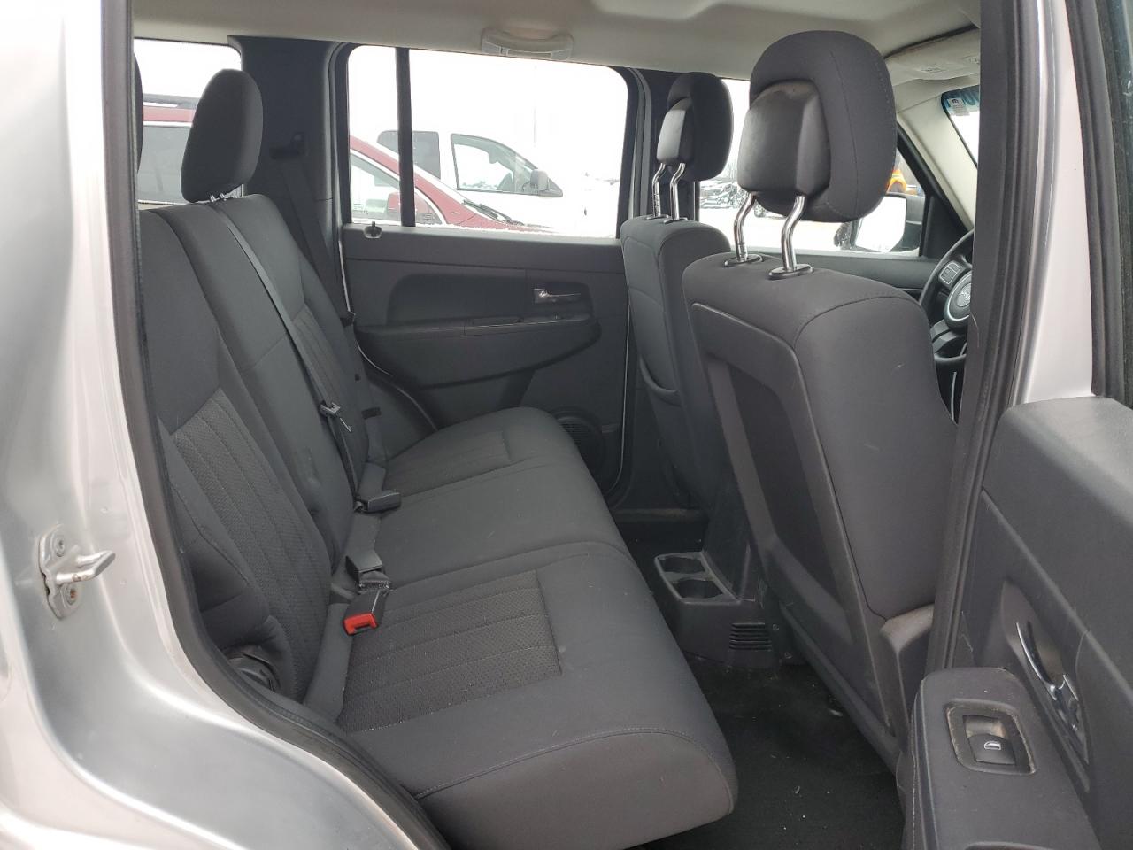 2012 Jeep Liberty (North America) - Image 11