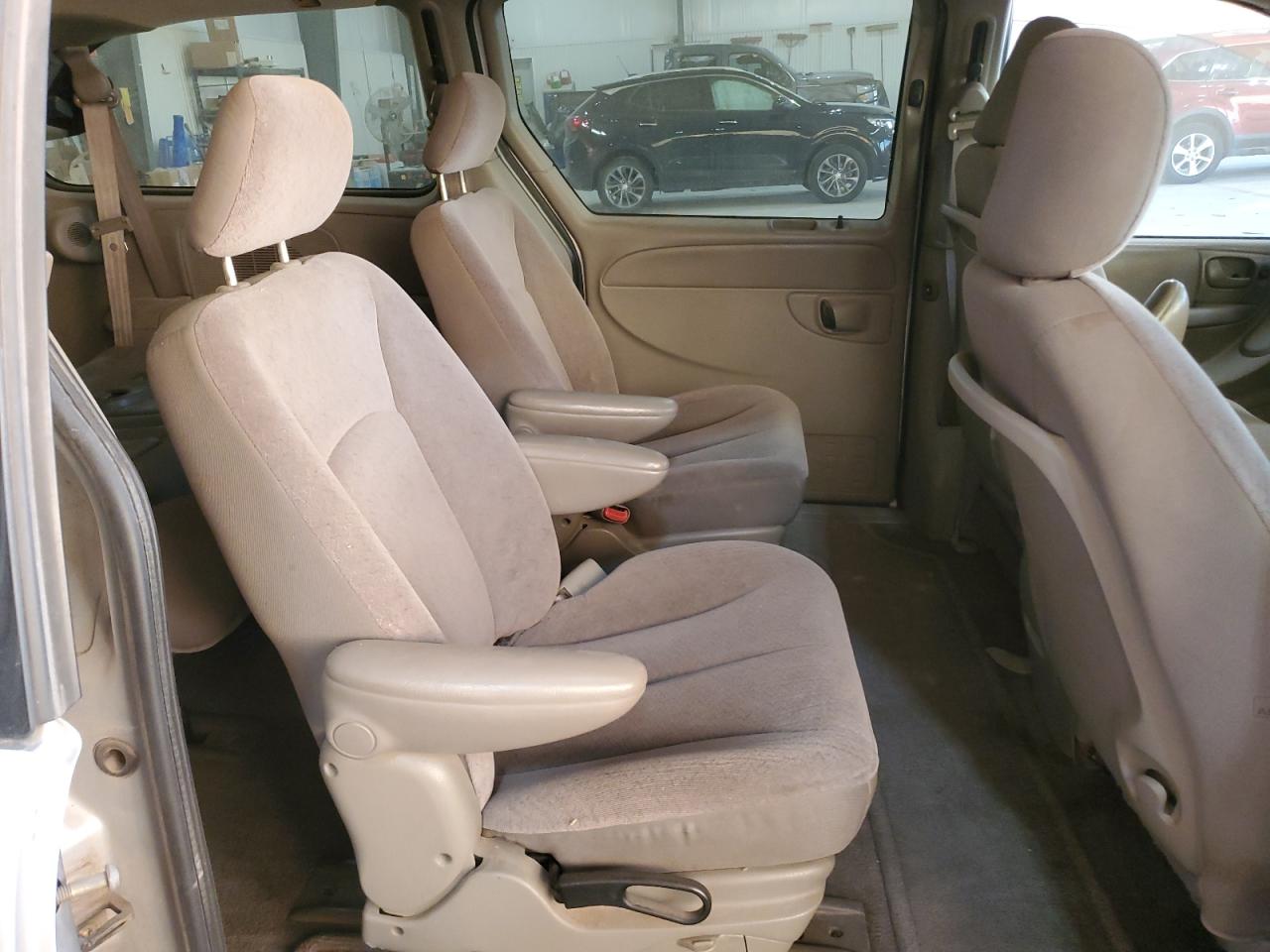 2003 Chrysler Town & Country - Image 11