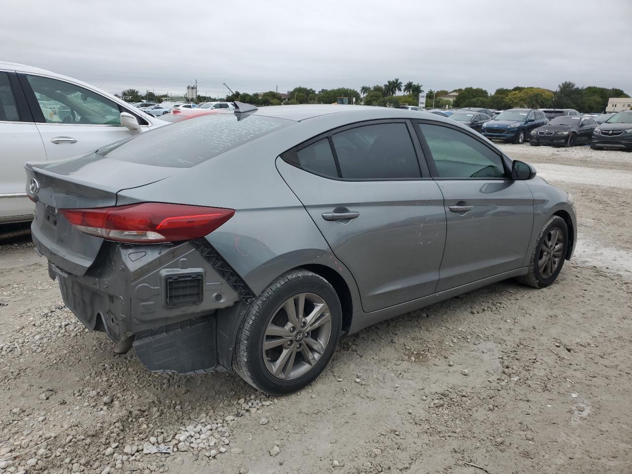 2017 Hyundai Elantra - Image 3