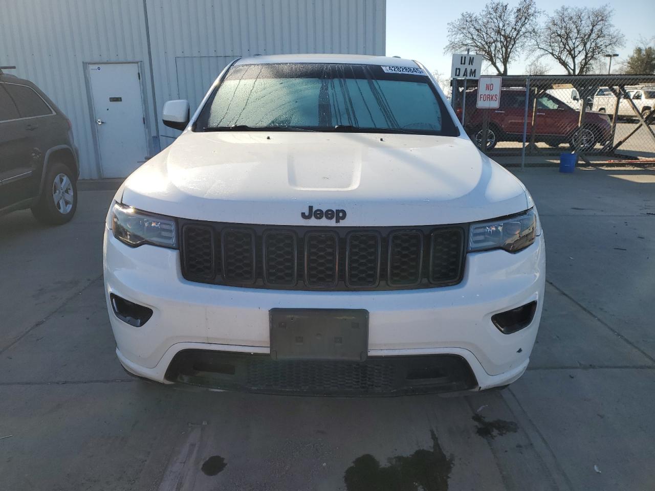 2017 Jeep Grand Cherokee - Image 5