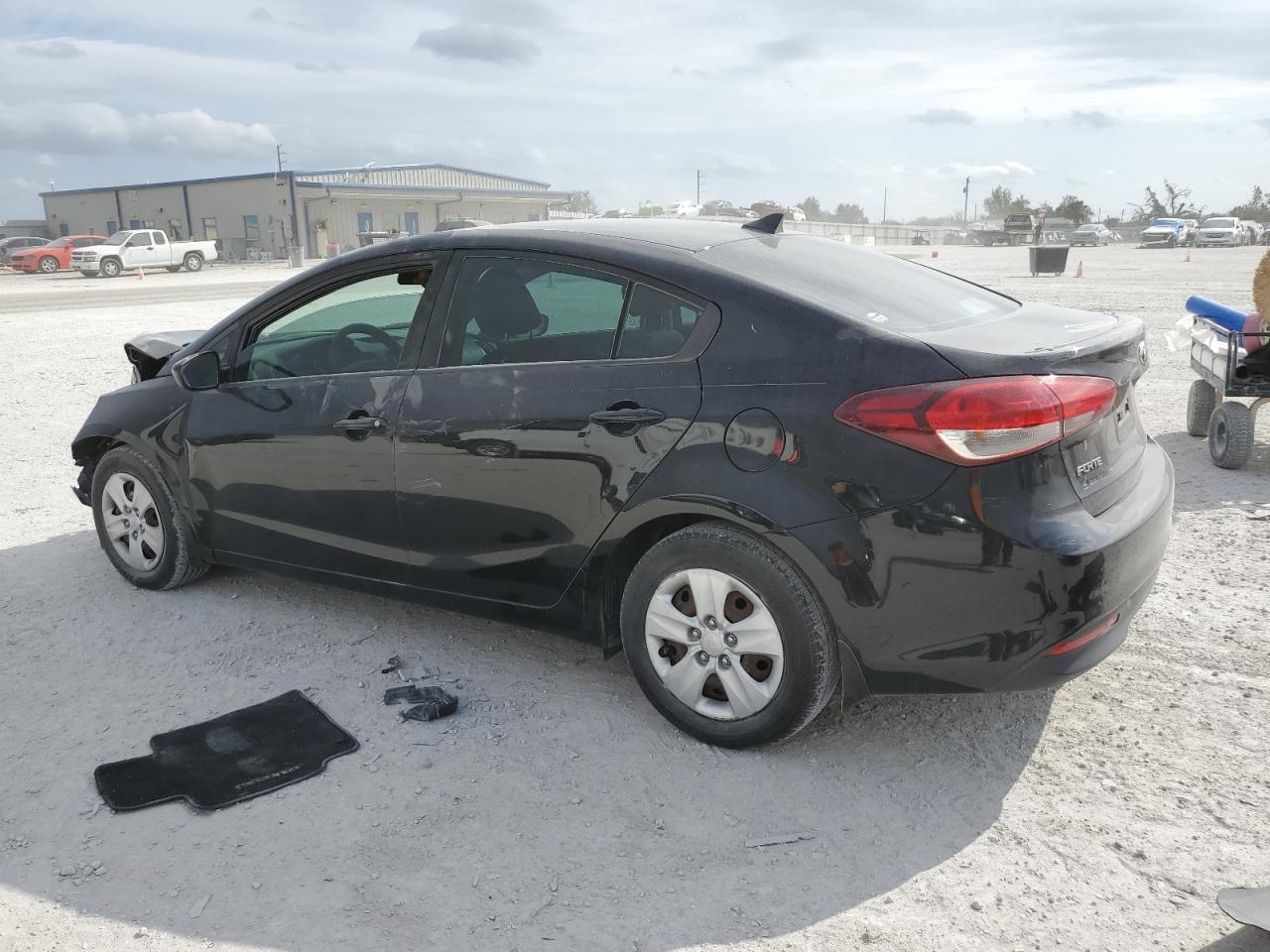 3KPFK4A7XHE043707 2017 KIA FORTE - Image 2