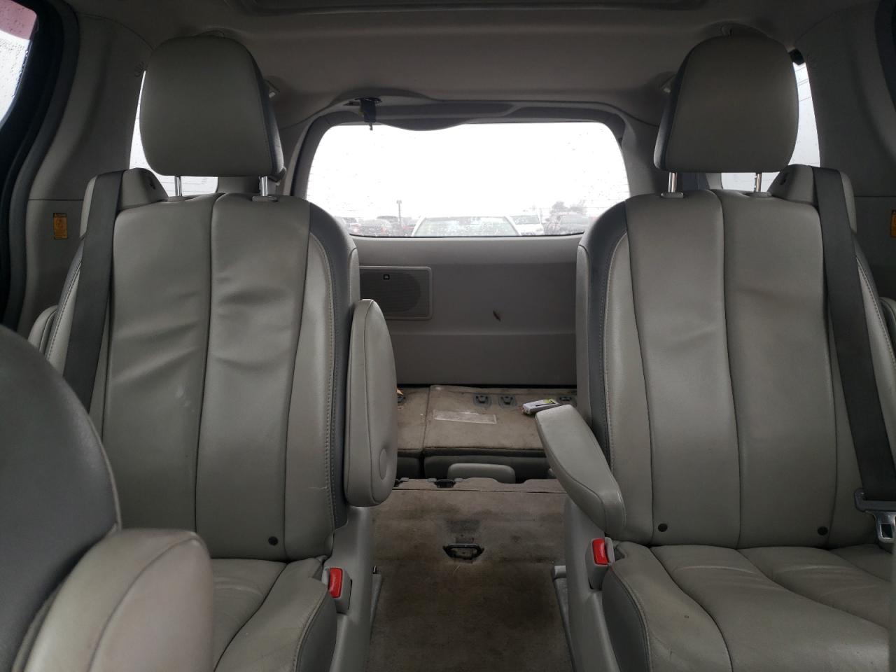 2013 Toyota Sienna - Image 10