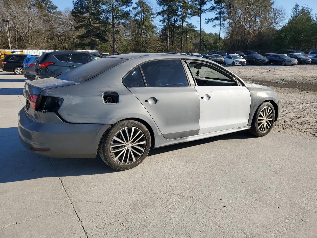 2015 Volkswagen Jetta - Image 3