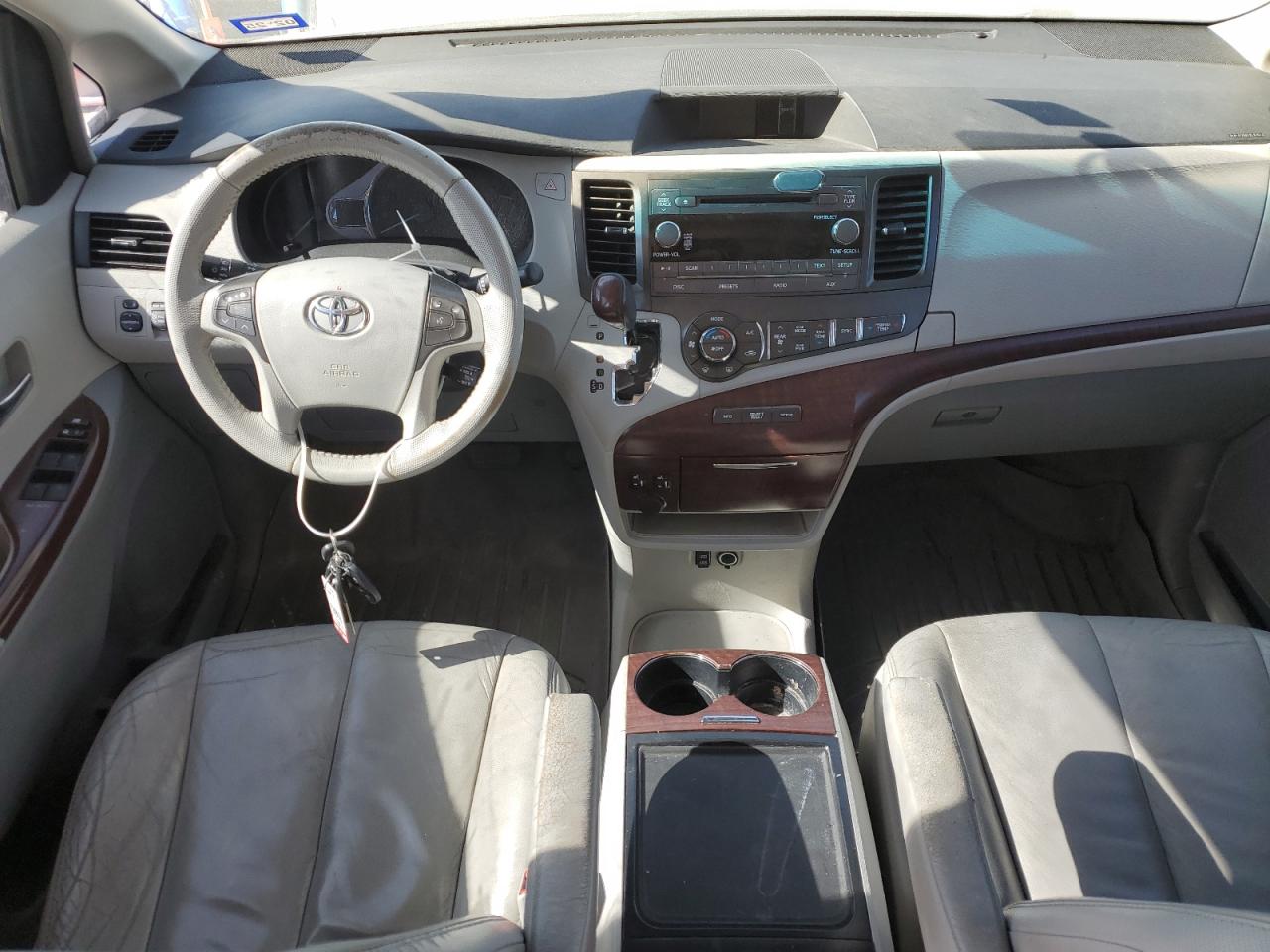 2013 Toyota Sienna - Image 8