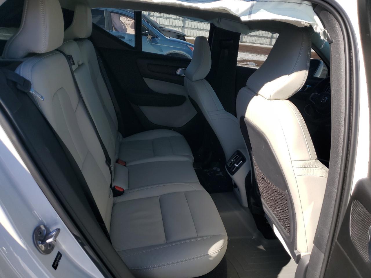 2022 Volvo XC40 - Image 11