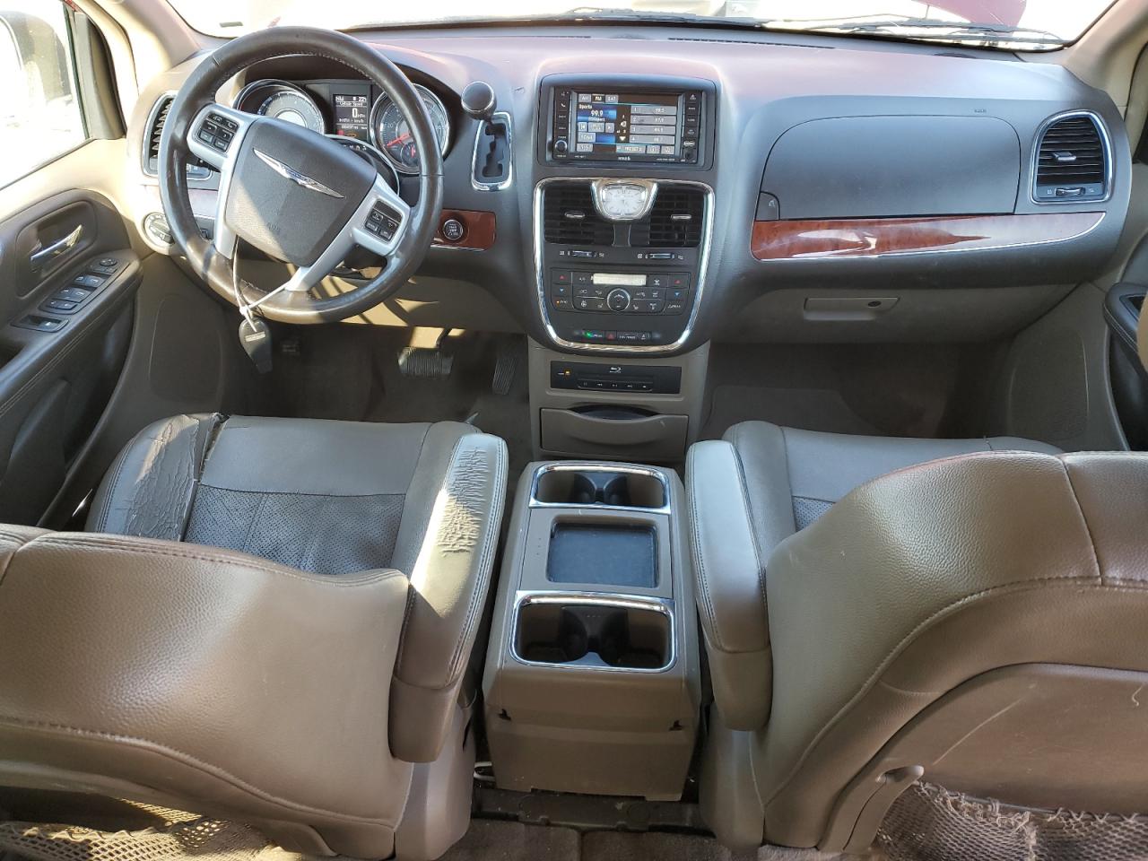 2014 Chrysler Town & Country - Image 8