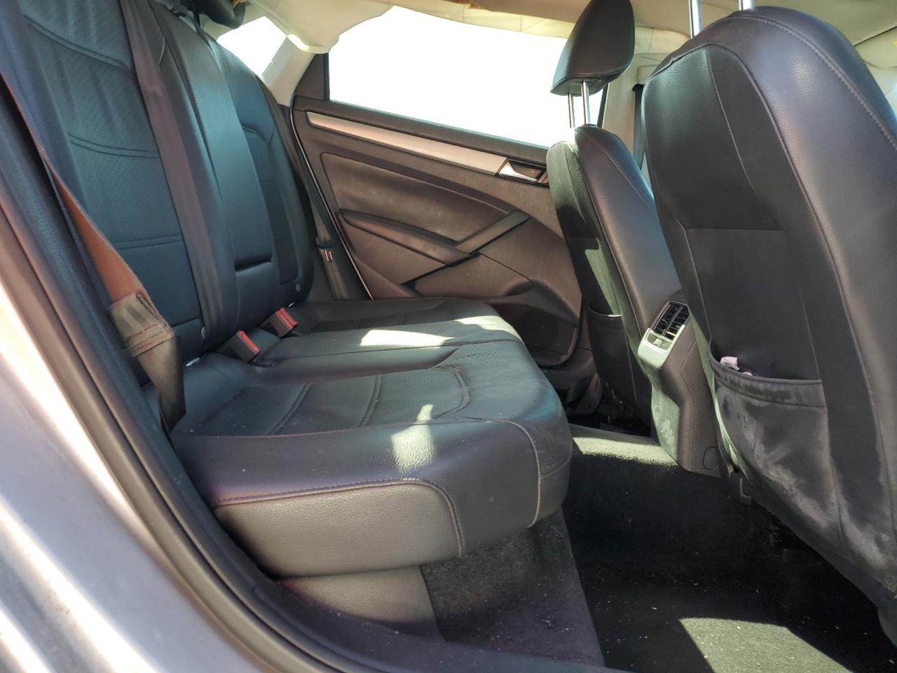 2014 Volkswagen Passat - Image 10