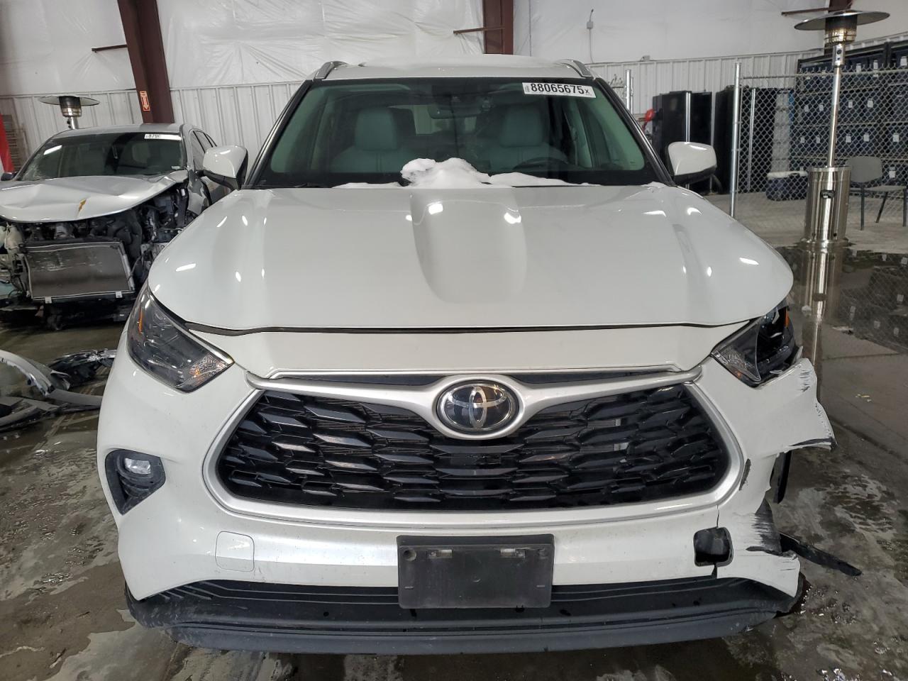 2022 Toyota Highlander - Image 5