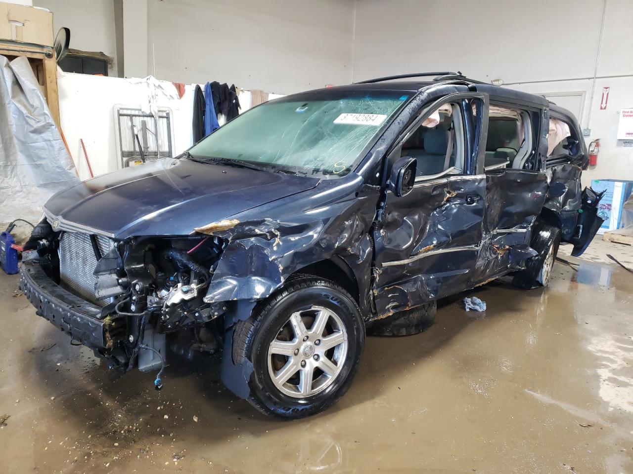 2009 Chrysler Town & Country Touring for Sale in Elgin, IL - Front End