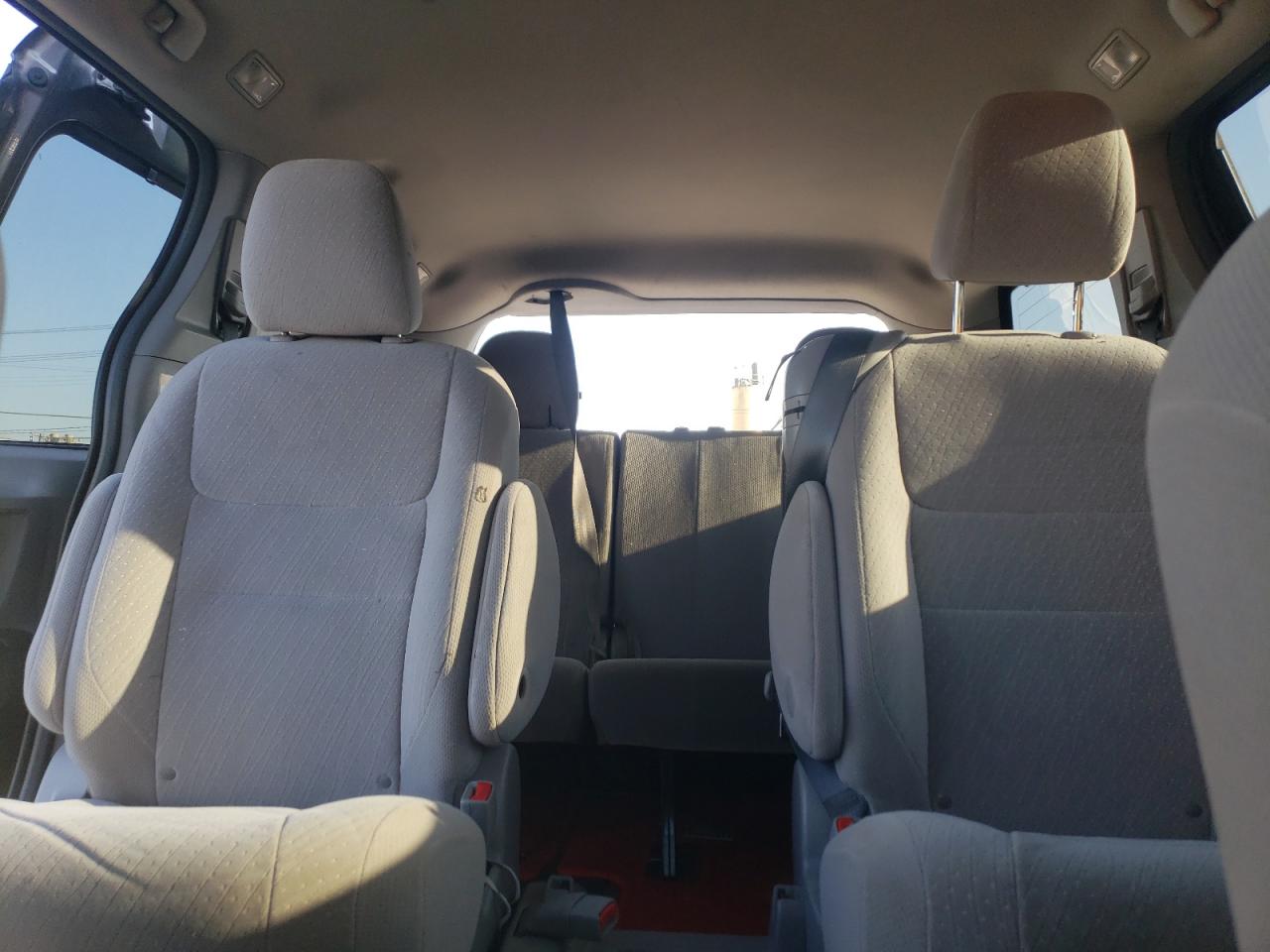 2017 Toyota Sienna - Image 10