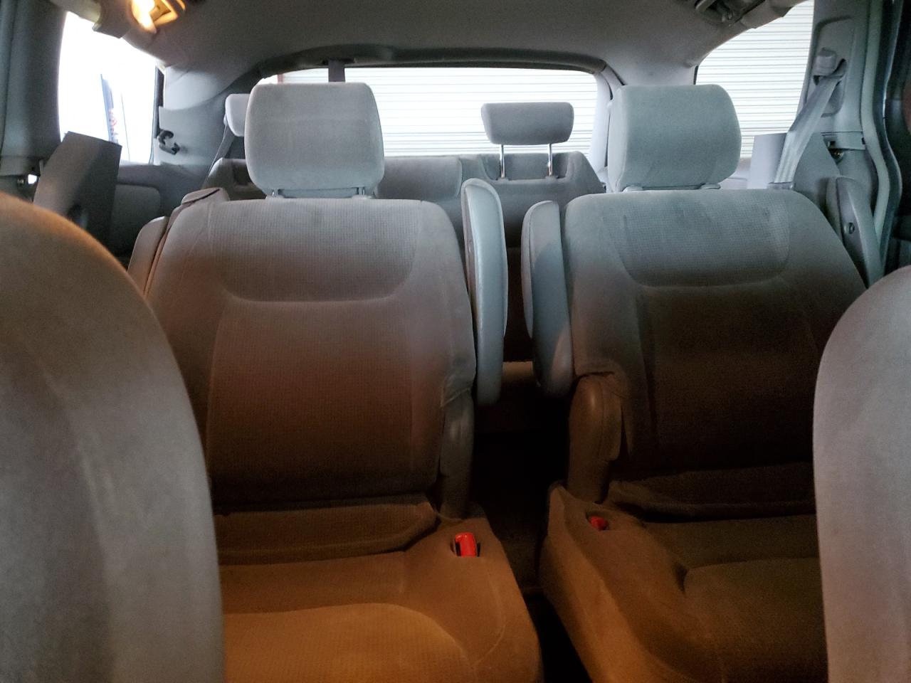 2004 Toyota Sienna - Image 10