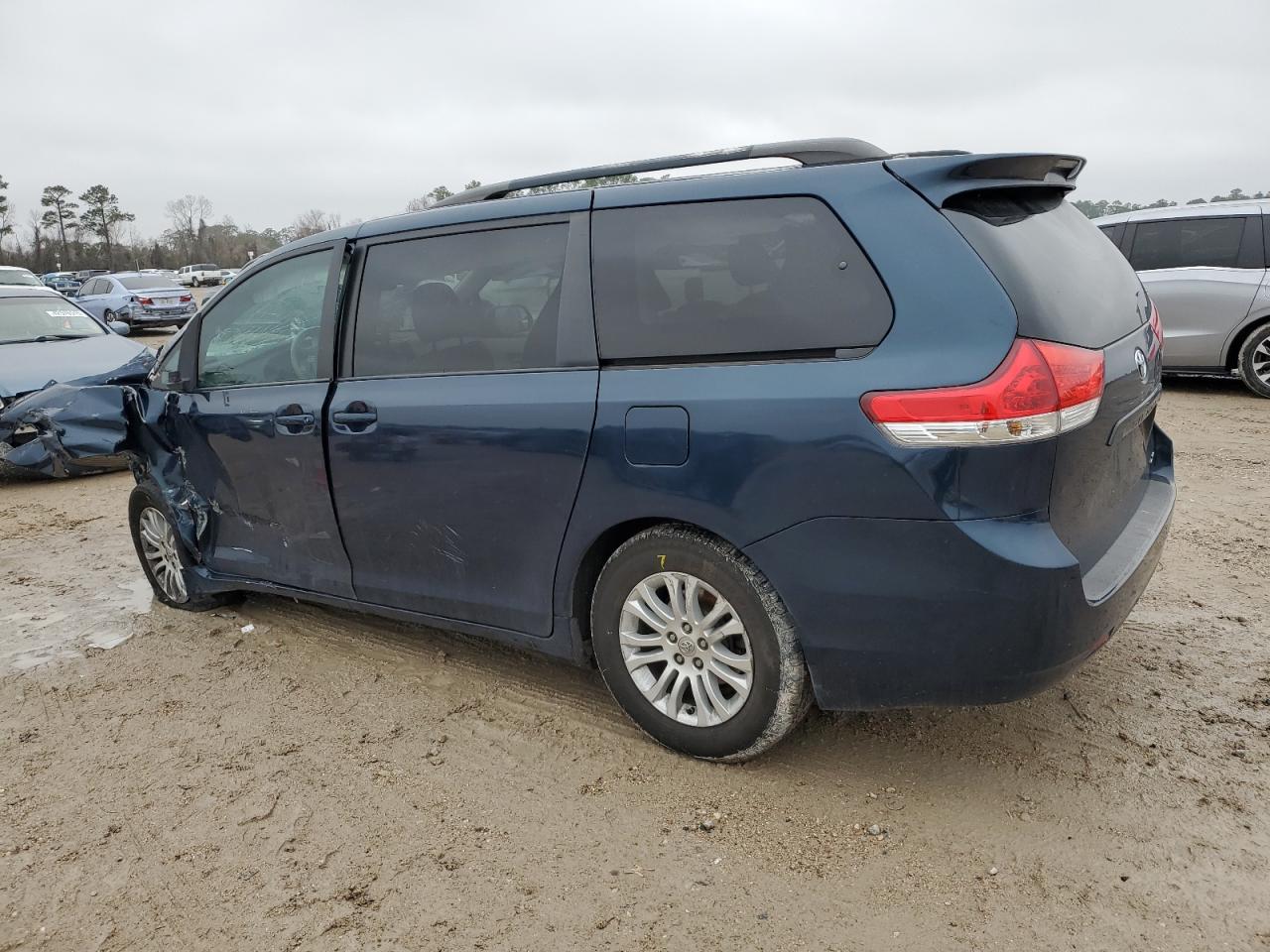 2012 Toyota Sienna - Image 2