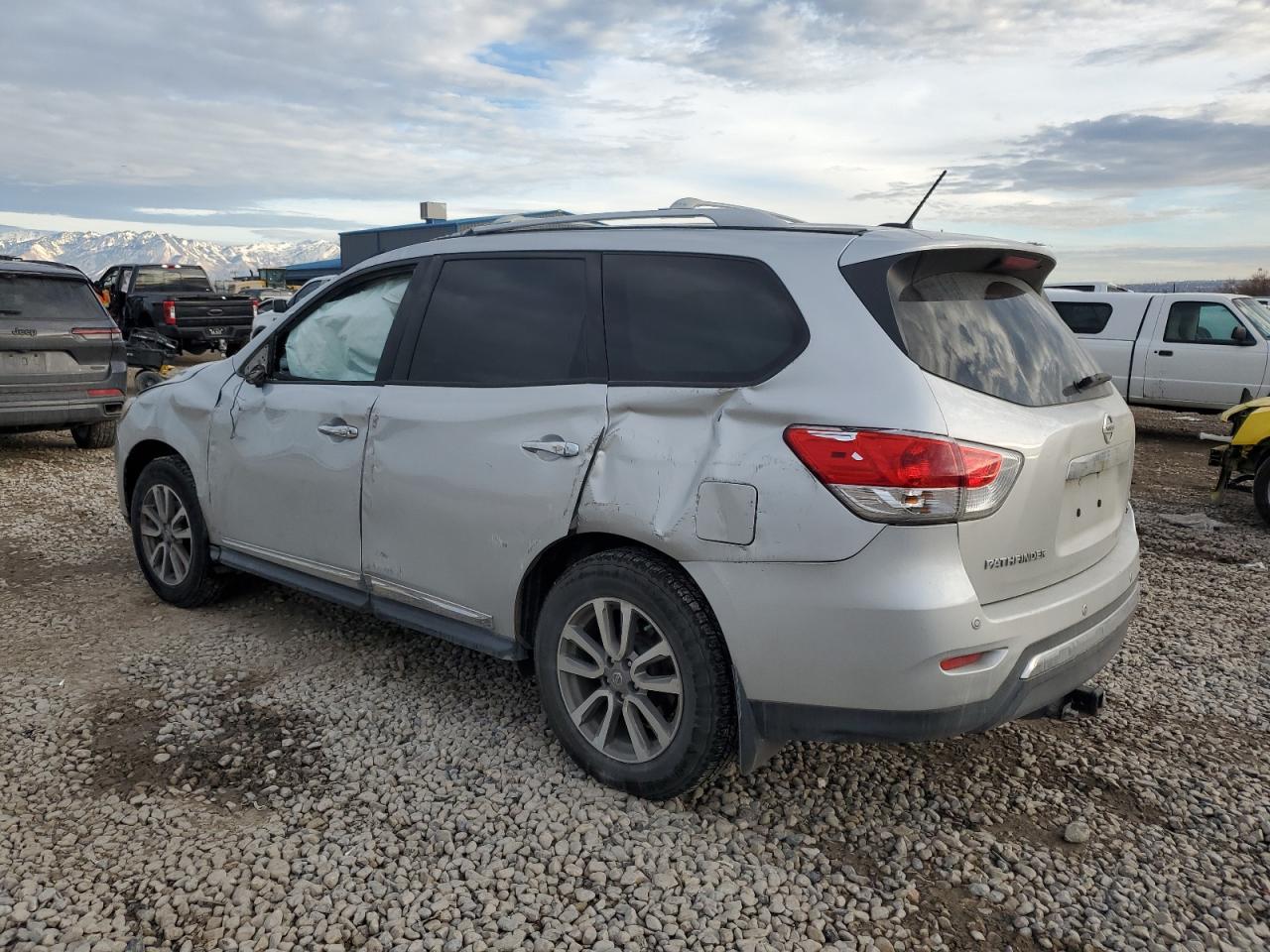 2015 Nissan Pathfinder - Image 2