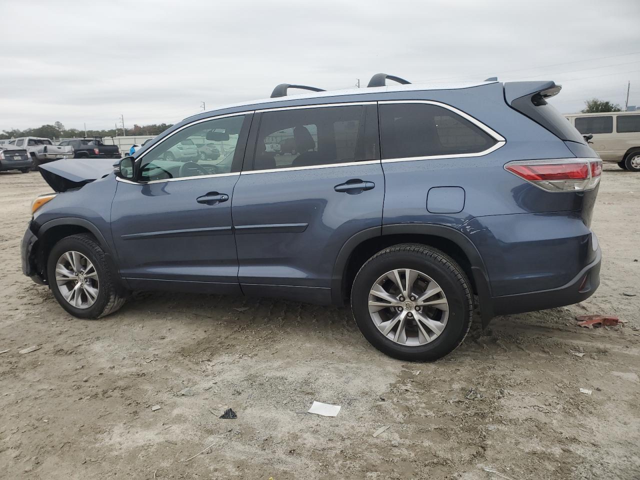 2015 Toyota Highlander - Image 2