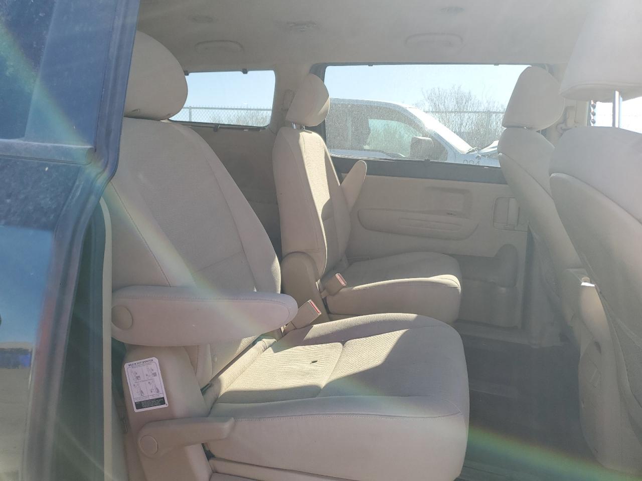 2016 Kia Sedona - Image 11