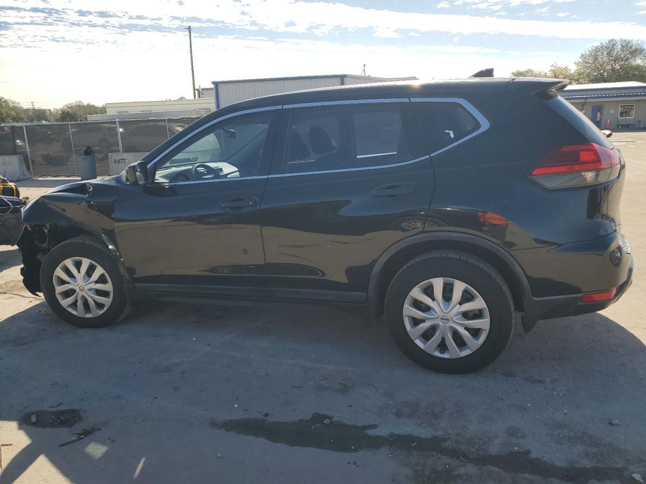 2017 Nissan Rogue - Image 2