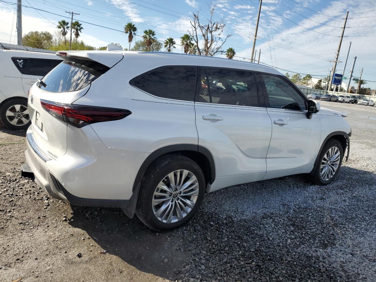 2024 Toyota Highlander - Image 3