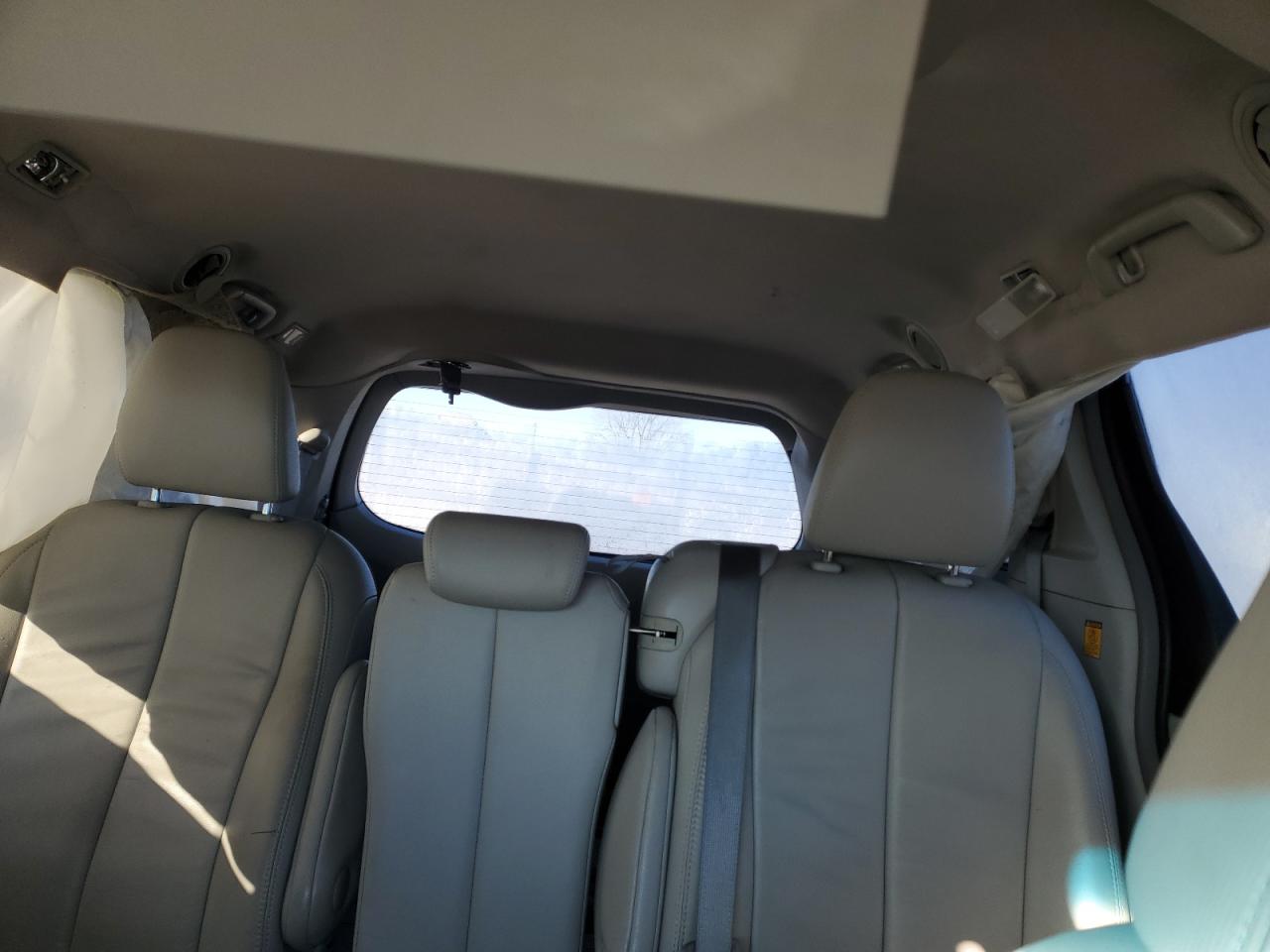 2013 Toyota Sienna - Image 10