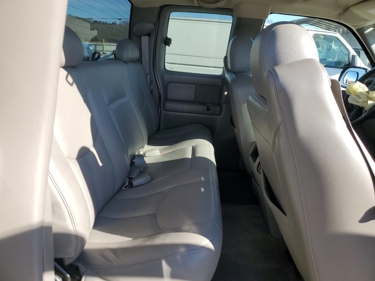 2004 Chevrolet Silverado - Image 11
