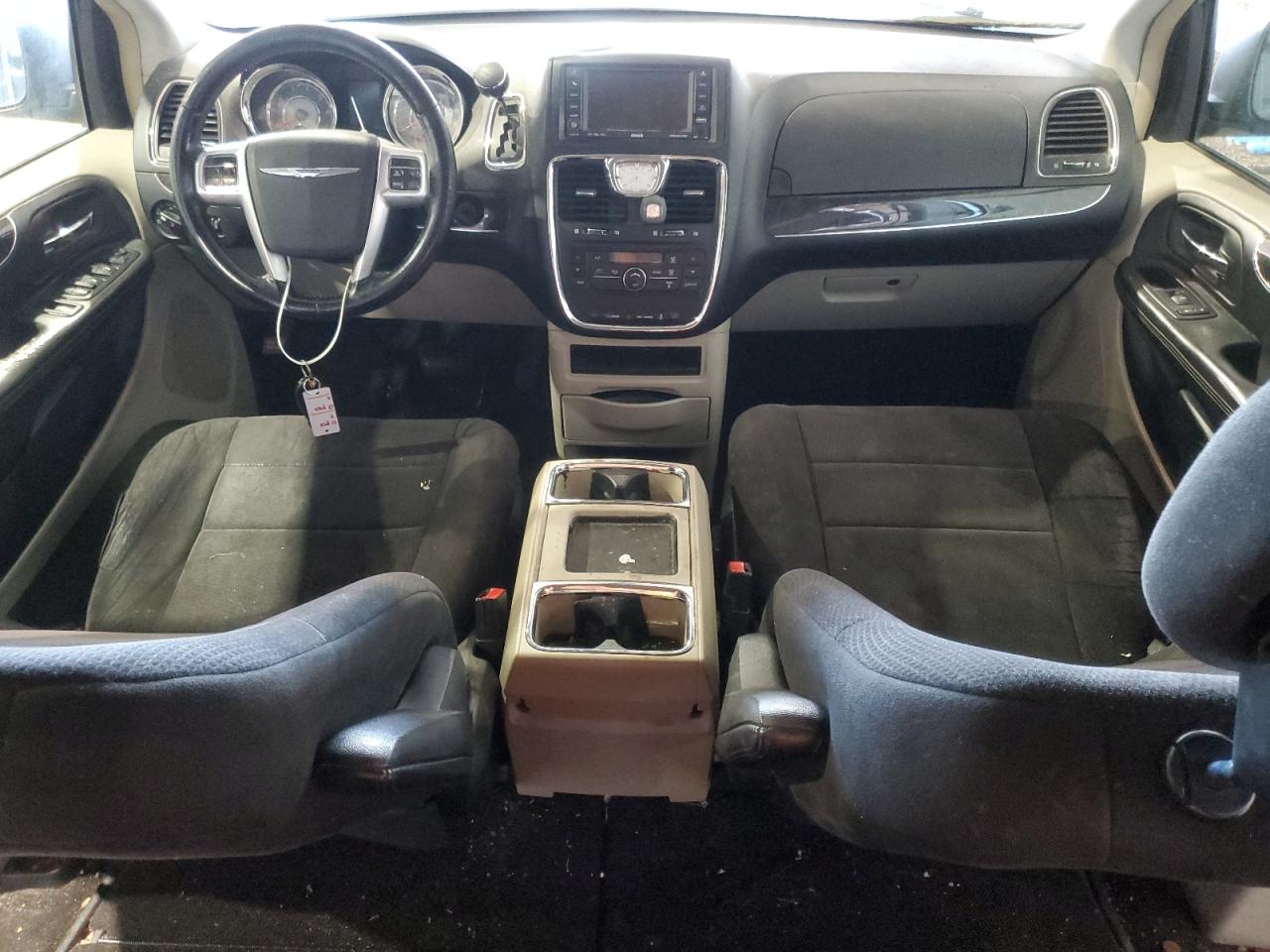 2011 Chrysler Town & Country - Image 8