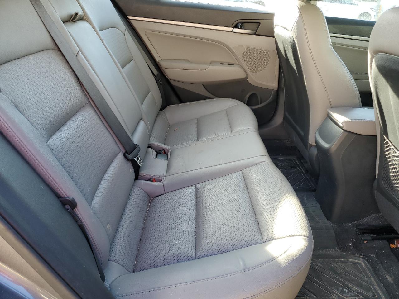 2017 Hyundai Elantra - Image 10