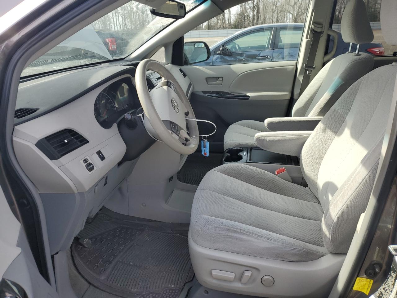 2011 Toyota Sienna - Image 7