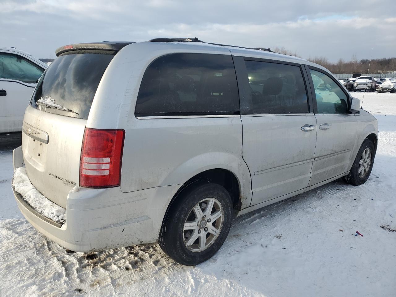 2009 Chrysler Town & Country - Image 3