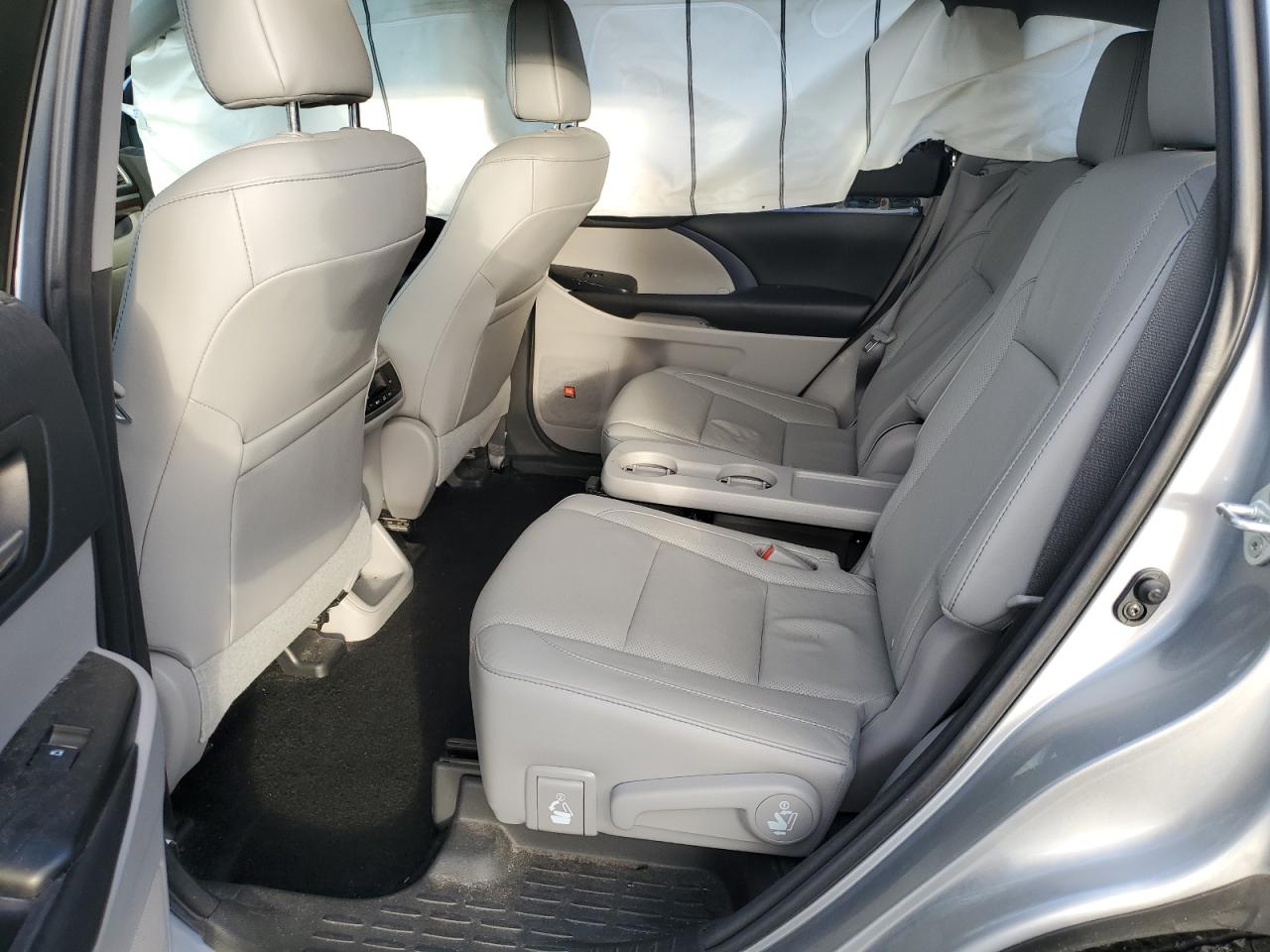 2016 Toyota Highlander - Image 11